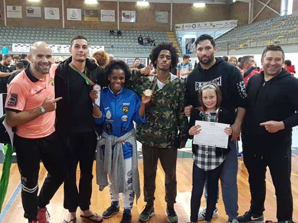 Dois campeões nacionais de Kickboxing